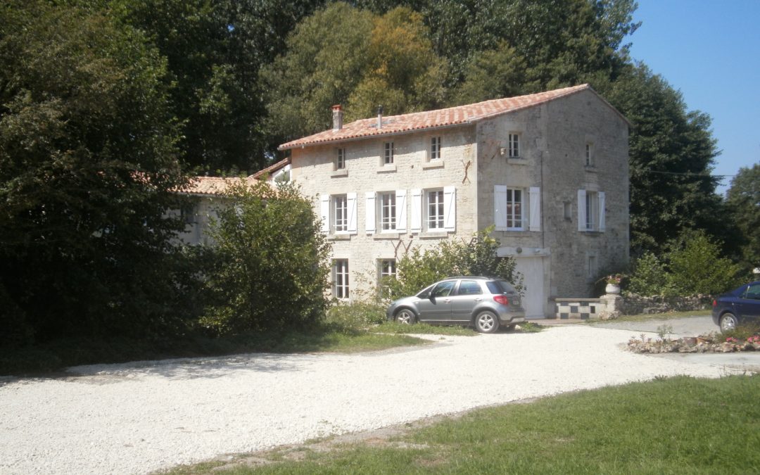 Moulin avec bief et rivière 4ha de bois et prairies